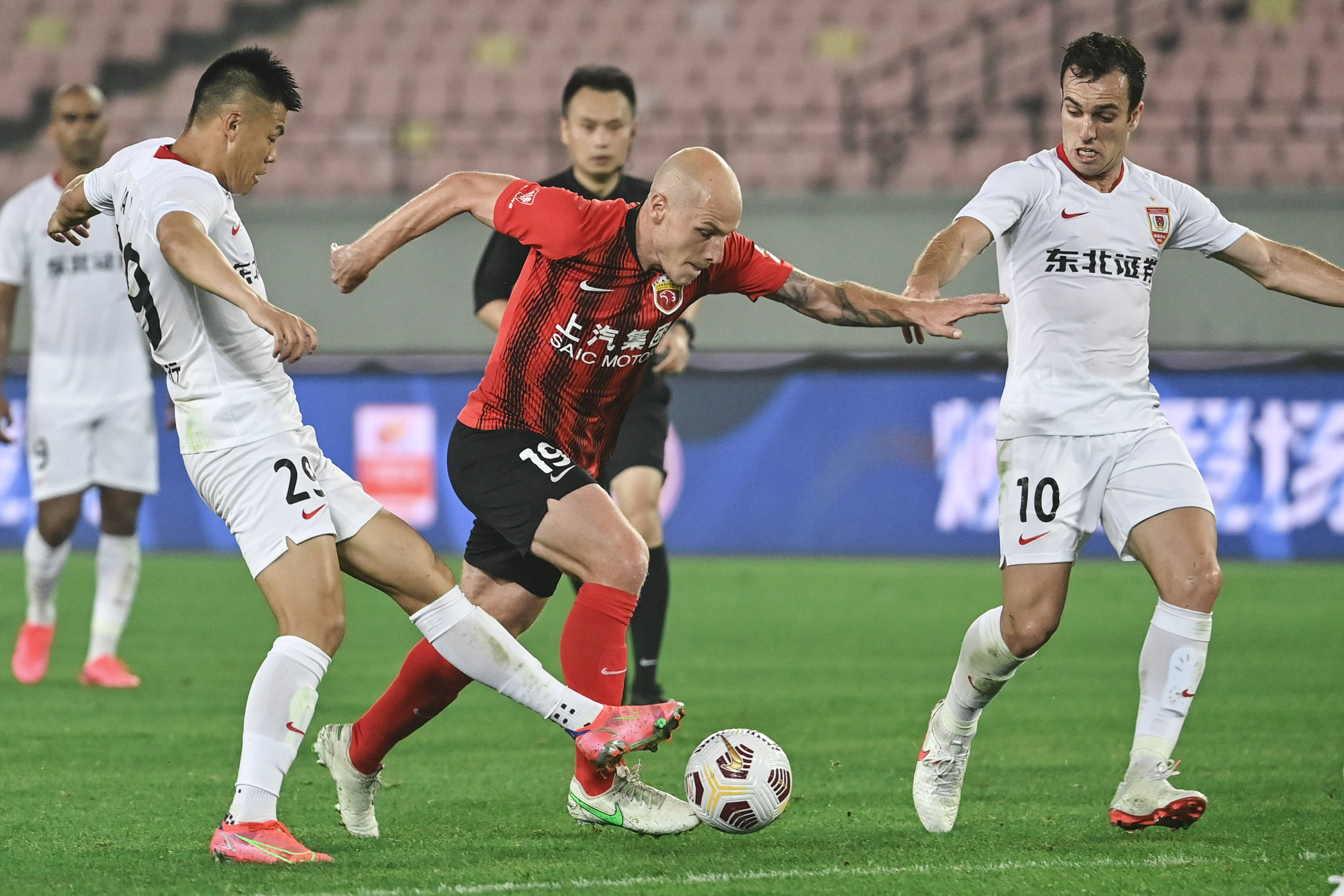 关于广州恒大战平天津泰达，中超第11轮结束的信息