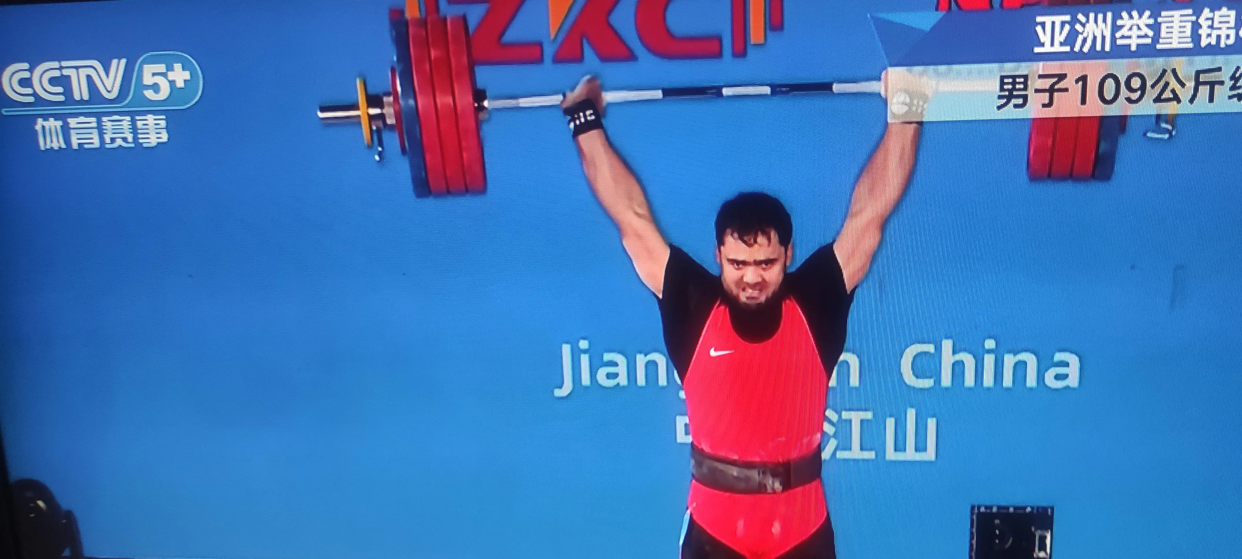 塞尔维亚举重选手勇夺金牌,全情投入 塞尔维亚举重选手勇夺金牌,全情投入